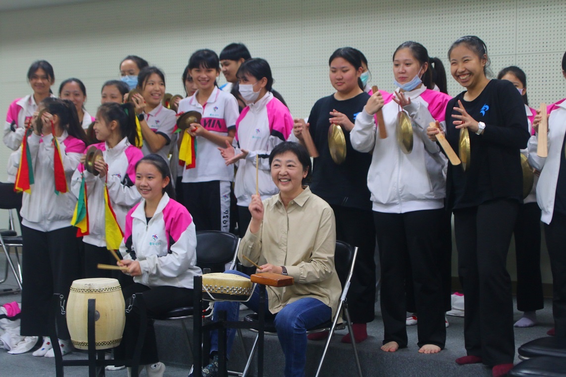 2.新民高中陳莎莉老師於社團北管課時與學生合奏